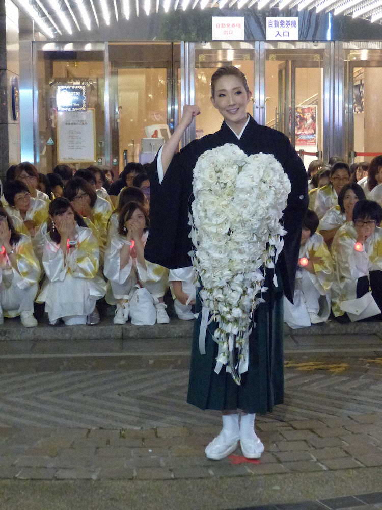 【画像・写真】宝塚星組トップ紅ゆずる　約18年の宝塚生活に別れ　今後については「明日から考えたい」