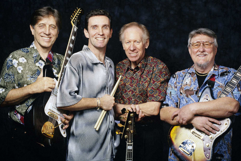 「ザ・ベンチャーズ」のメンバー。左端がジェリー・マギーさん＝1999年、米ロサンゼルス