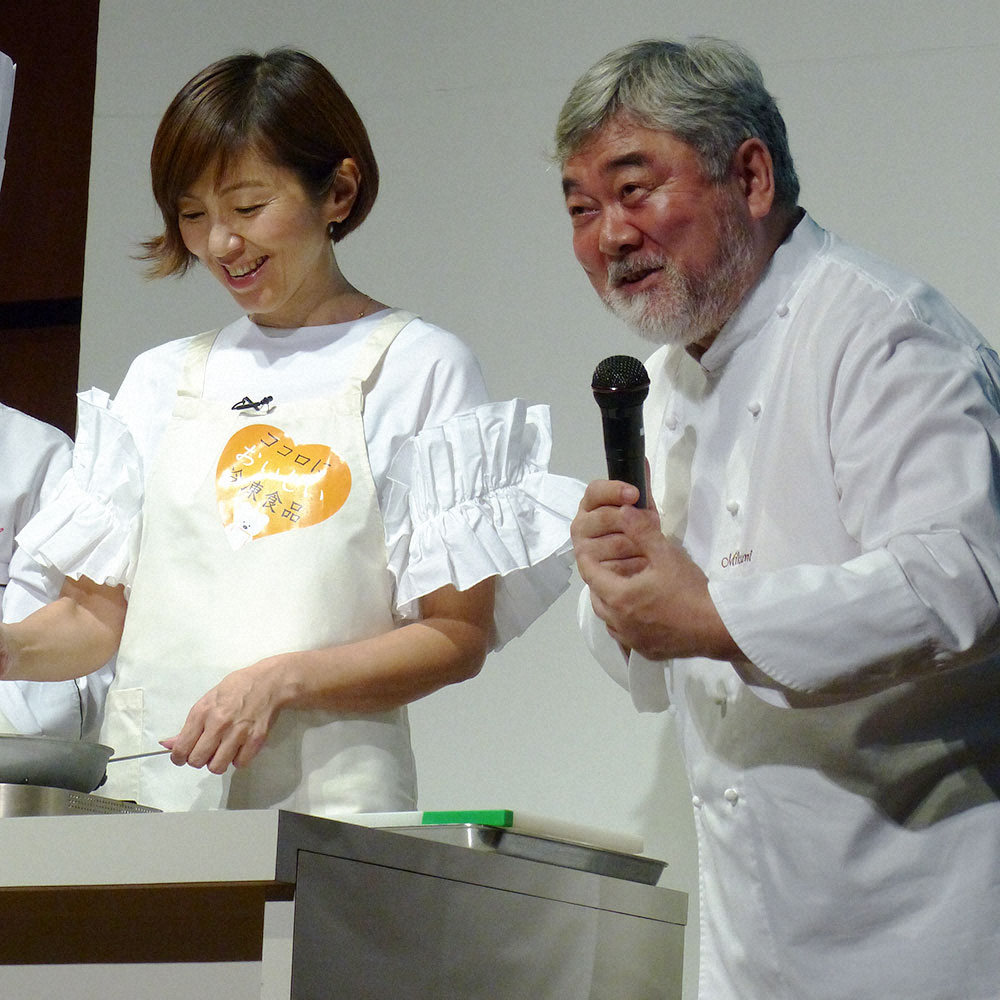 「10月18日は『冷凍食品の日』～ココロにおいしい、冷凍食品～PRイベント」に出席した渡辺満里奈（左）と三国清三シェフ