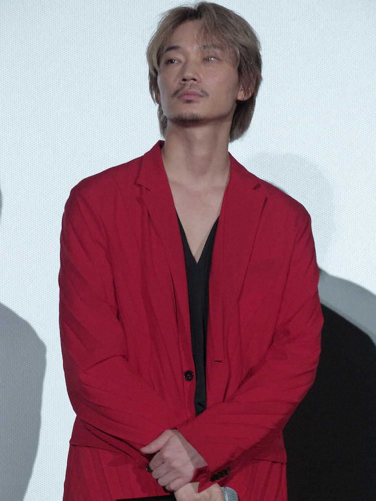 【画像・写真】綾野剛　ホスト風の装いで登場、役柄と「ああ、まったく別人なんだ」と…