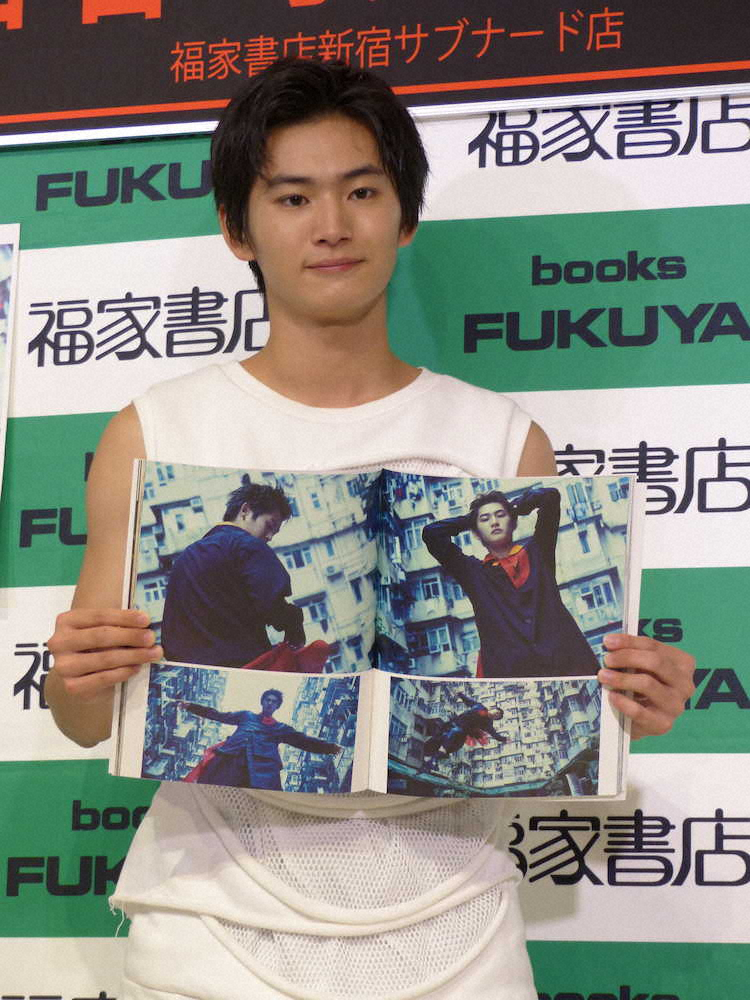 ファースト写真集の発売記念イベントでファンと触れ合った押田岳