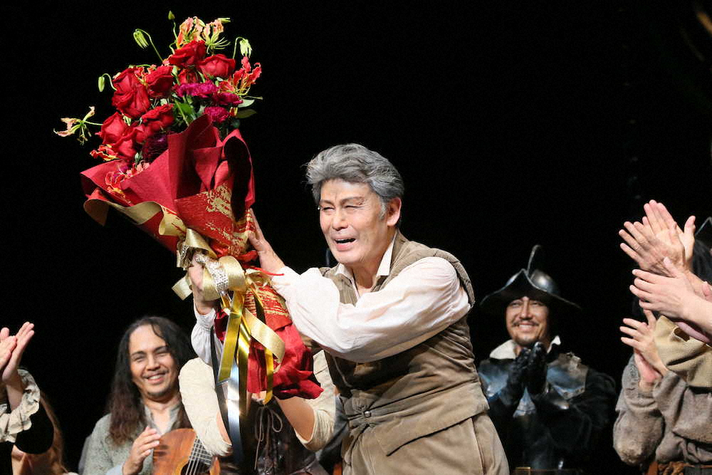 主演ミュージカル「ラ・マンチャの男」が上演1300回を迎え、特別カーテンコールで祝福された松本白鸚
