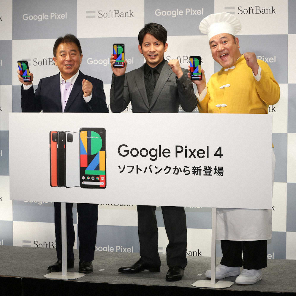 「Google　Pixel　4」「Google　Pixel　4　XL」発売セレモニーのフォトセッションで笑顔の（左から）ソフトバンク株式会社・榛葉淳代表取締役副社長執行役員兼COO、岡田准一、山崎弘也（撮影・西海健太郎）