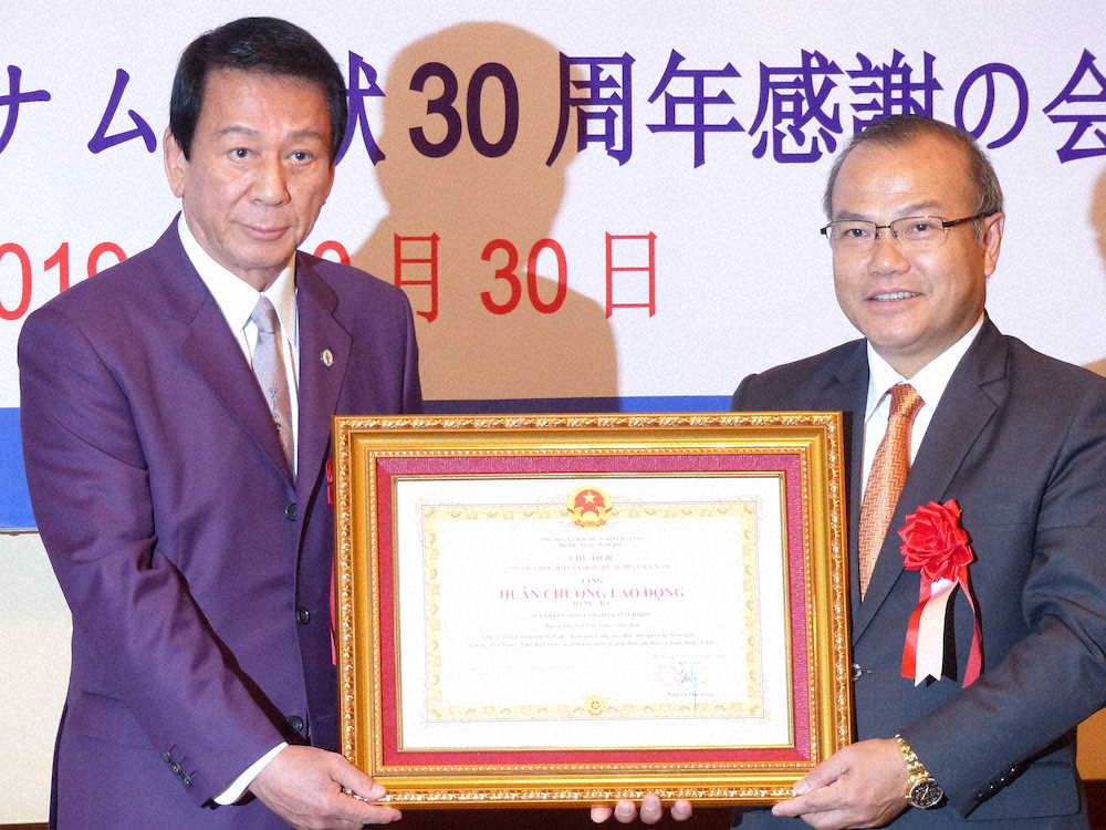 駐日ベトナム大使館のヴ・ホン・ナム大使（右）から労働勲章の表彰状を受け取る杉良太郎（撮影・飯尾　史彦）