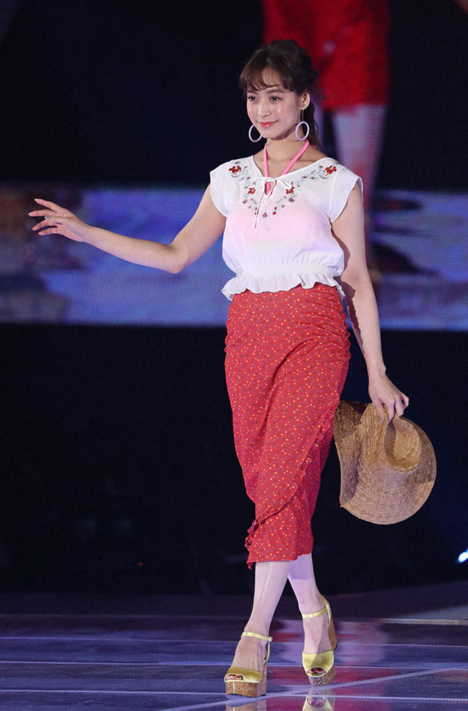 【画像・写真】2017年ガールズアワードでランウェイを歩く野崎萌香