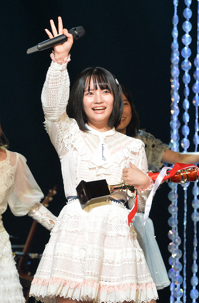 AKB48グループ歌唱力No・１決定戦決勝大会　優勝トロフィーを手に、笑顔で手を振るAKB48矢作萌夏