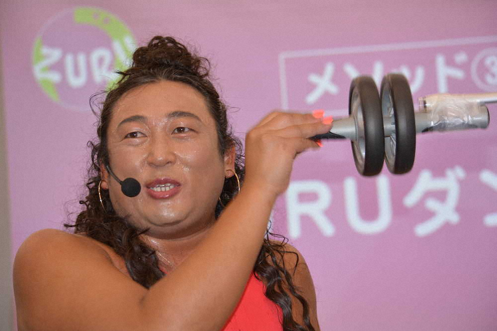 【画像・写真】ロバート秋山　人気パーソナルヒップトレーナーに“なりきり”革命的「美尻メソッド」披露