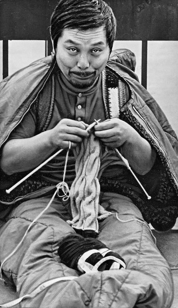 1971年、編み物をする山谷初男さん