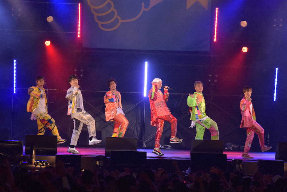 「いいねダンス」を披露するDA　PUMPの（左から）TOMO、KENZO、U－YEAH、ISSA、KIMI、DAICHI