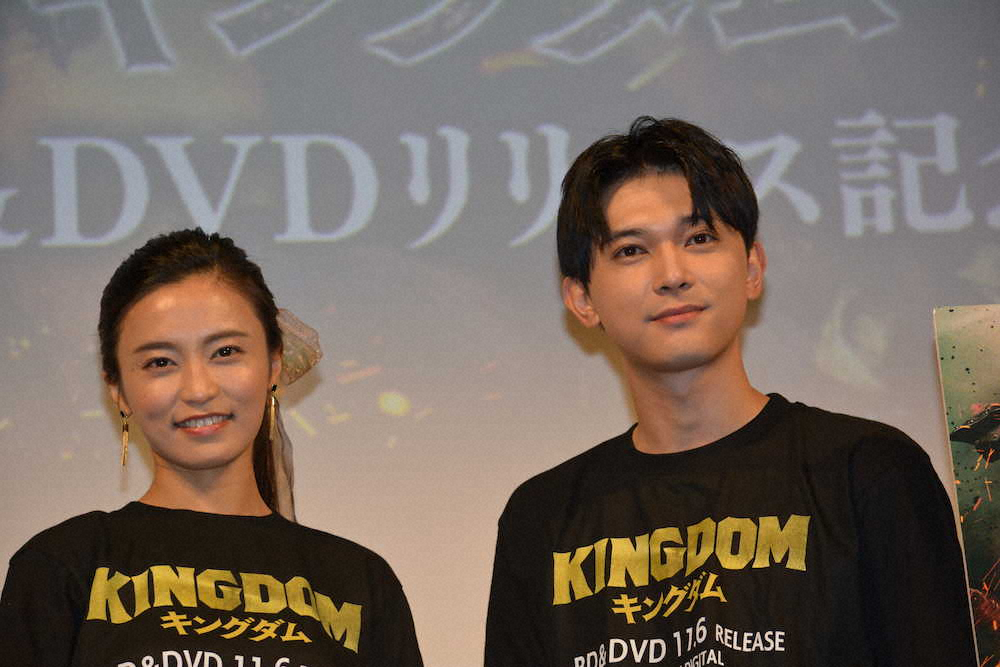 映画「キングダム」のブルーレイ＆DVDリリース記念前夜祭に登場した小島瑠璃子と吉沢亮