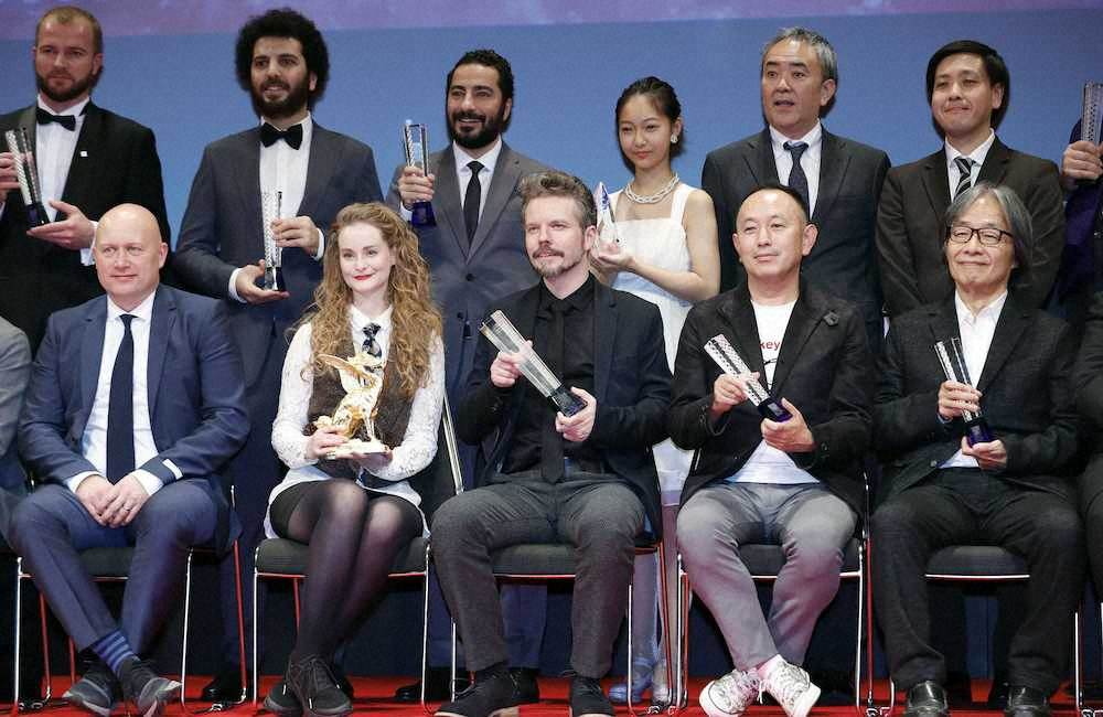 東京国際映画祭の授賞式で写真に納まる最高賞を受賞したフラレ・ピーダセン監督（前列中央）ら。前列右から2人目は最優秀脚本賞の足立紳さん