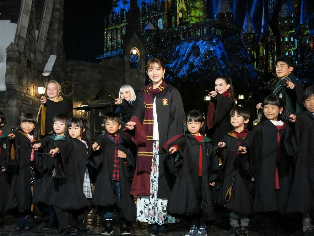 ユニバーサル・スタジオ・ジャパンの「冬の魔法界」開幕セレモニーに登場した石原さとみ。子供たちと呪文を唱えてクリスマスツリーに点灯