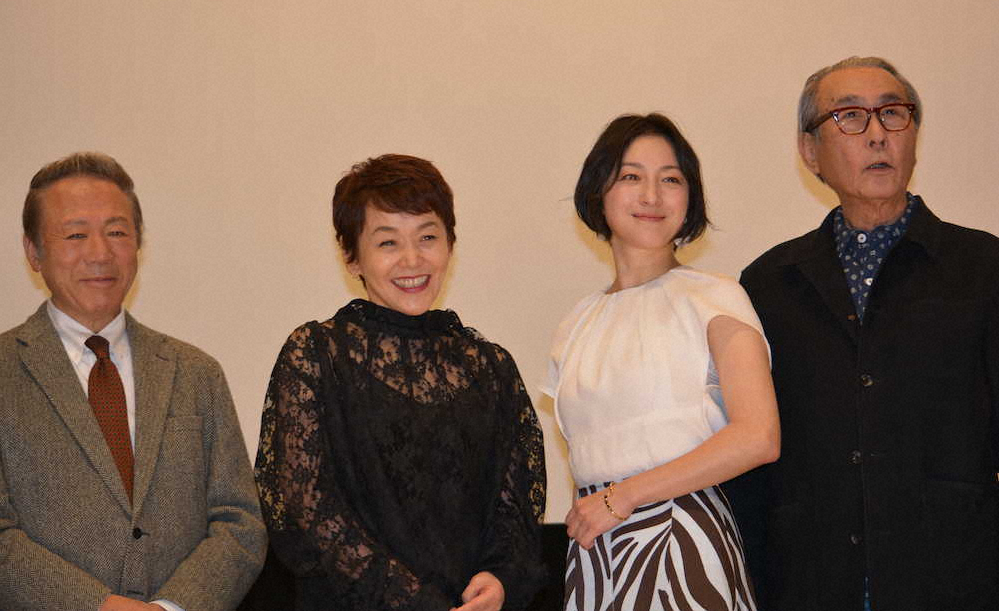 「鉄道員（ぽっぽや）」特別上映会に登場した（左から）小林稔侍、大竹しのぶ、広末涼子、木村大作氏