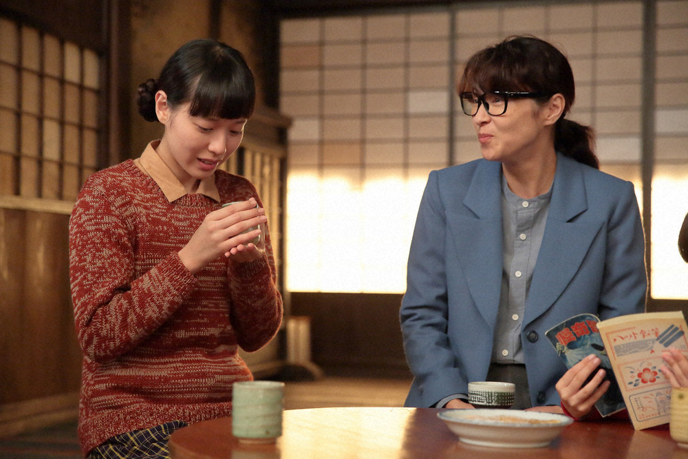連続テレビ小説「スカーレット」第39話。荒木荘で飲んでいた懐かしいお茶を飲む喜美子（戸田恵梨香・左）（C）NHK
