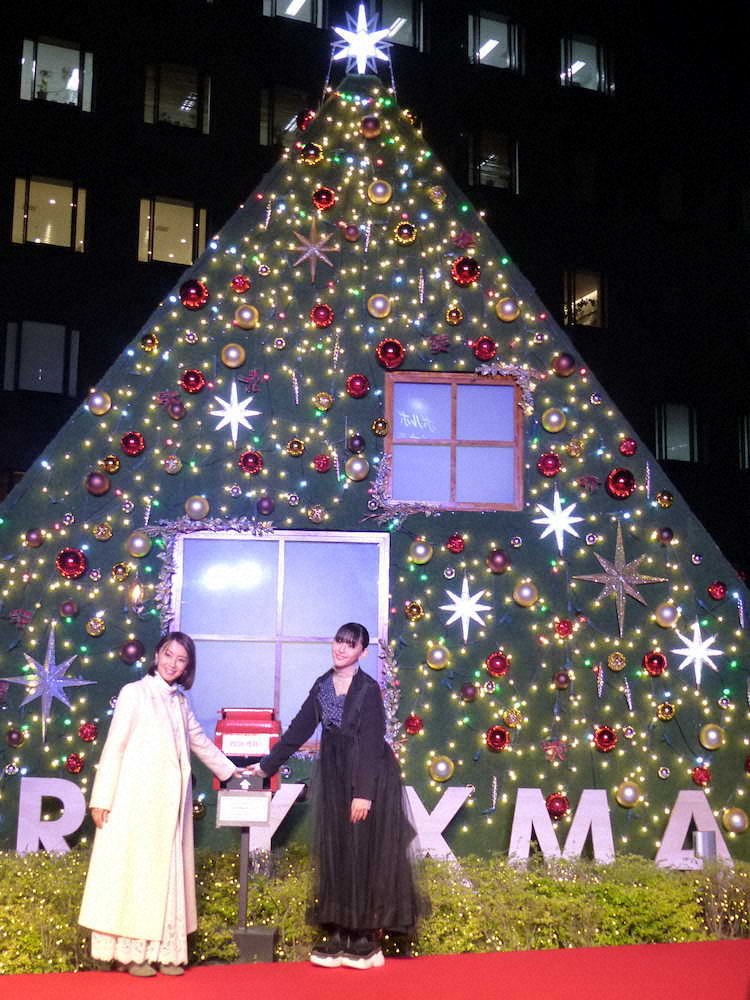 点灯させたクリスマスツリーをバックに笑顔の鈴木亜美（左）と浅川梨奈