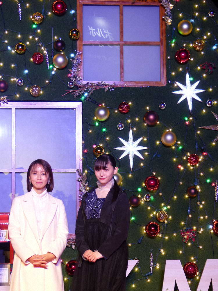 点灯させたクリスマスツリーをバックに笑顔の鈴木亜美（左）と浅川梨奈