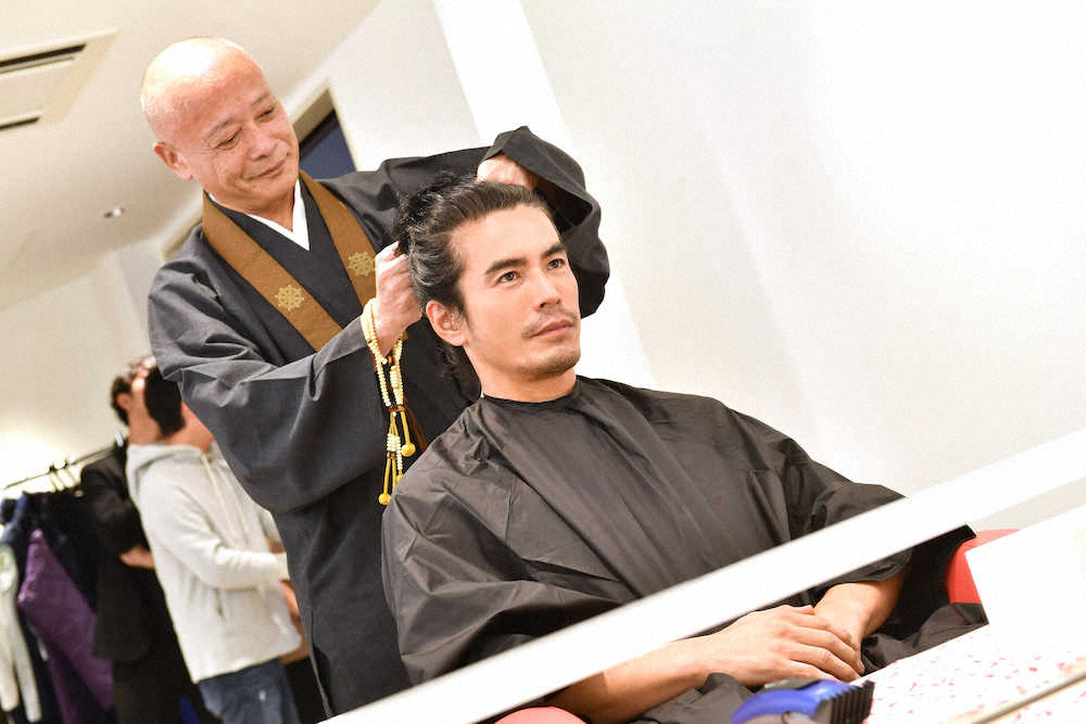 TBSドラマ「病室で念仏を唱えないでください」で僧医役を演じるため、2年間伸ばし続けた長髪をバッサリ切る伊藤英明