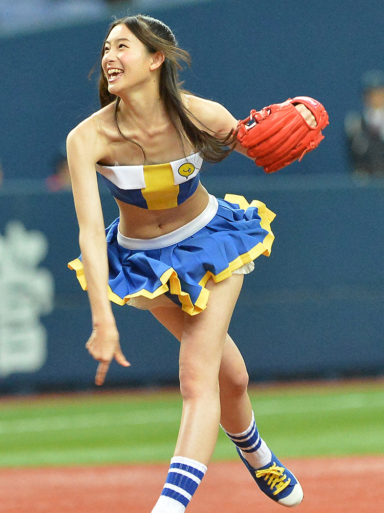 京セラドームで始球式をする足立梨花（2013年4月）