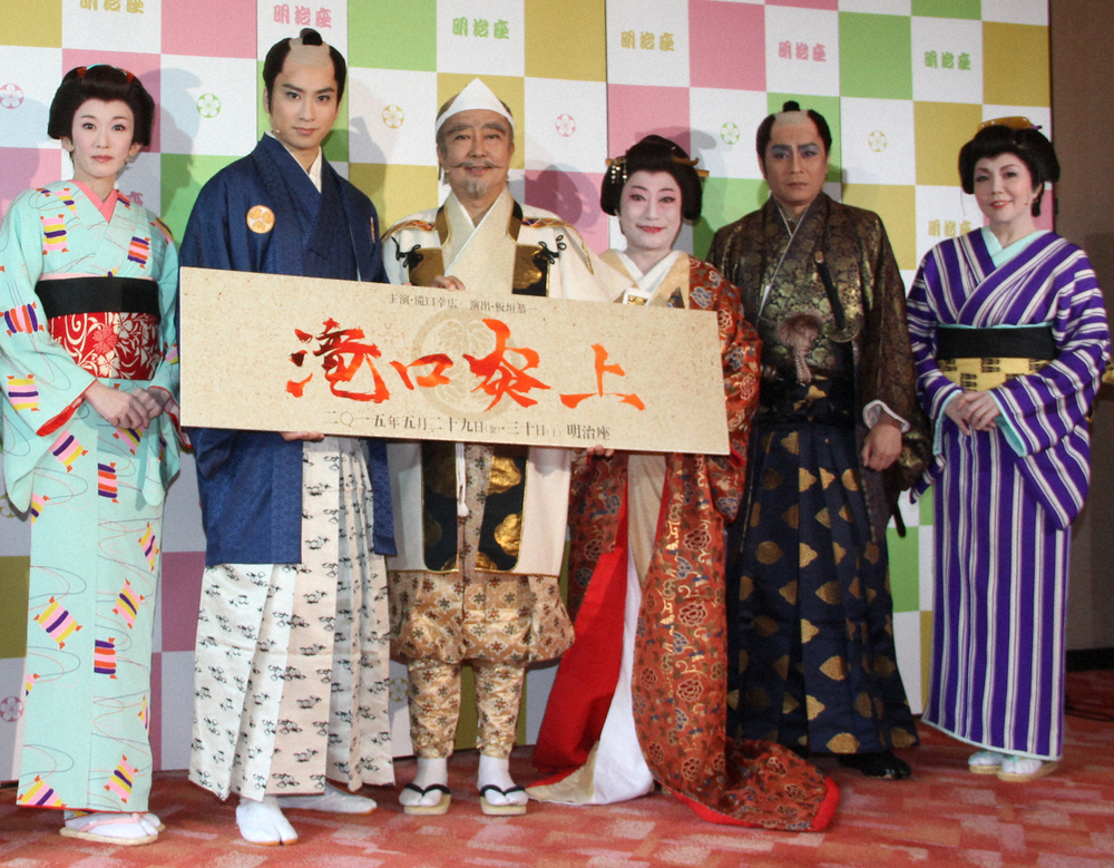 15年5月、主演舞台「滝口炎上」公開稽古、囲み取材に登場した滝口幸広さん(左から2人目）。小川菜摘(右端）らと共演