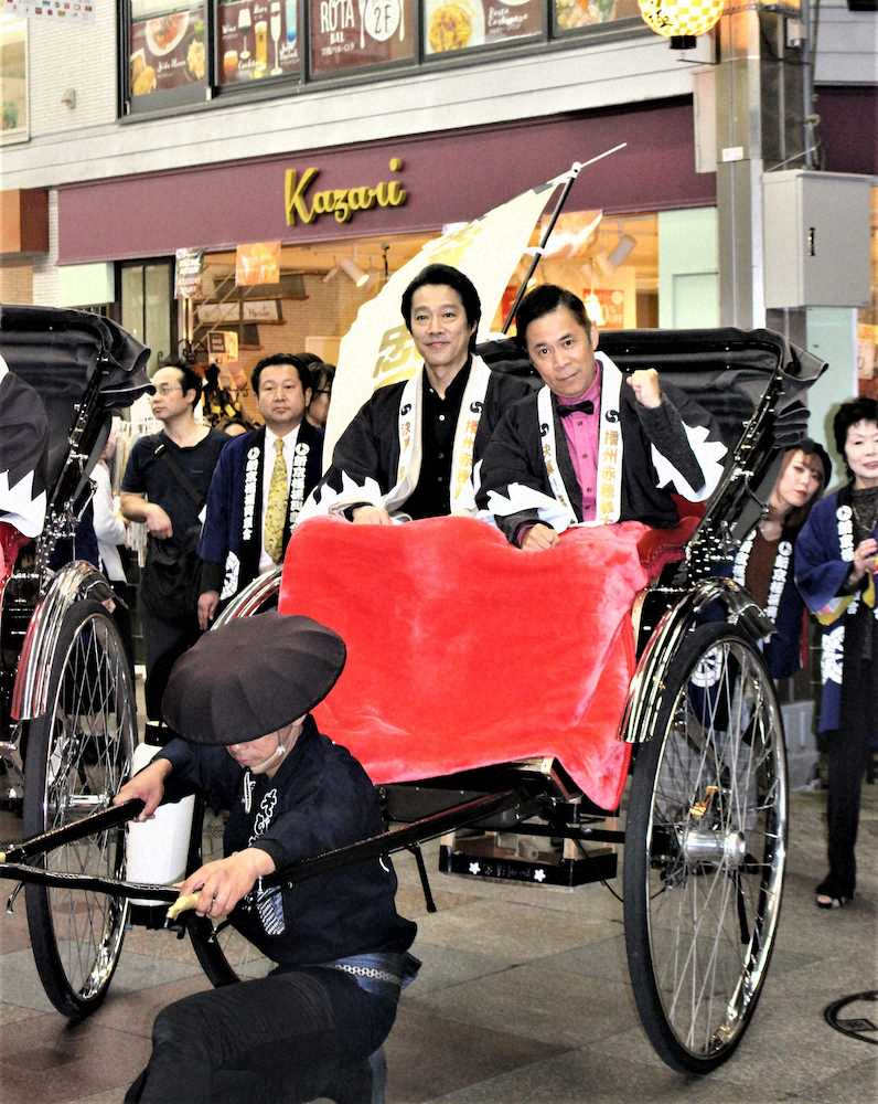京都・新京極商店街に人力車で登場した堤真一（左）と岡村隆史