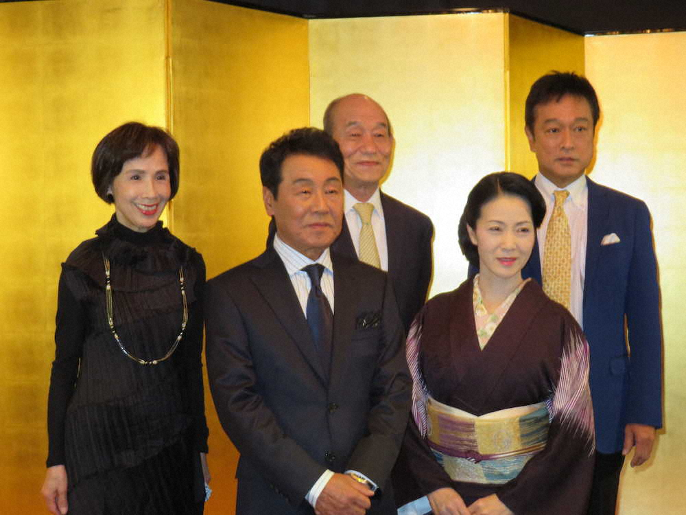 大阪・新歌舞伎座特別公演の記者会見に出席した五木ひろし（前列中央）