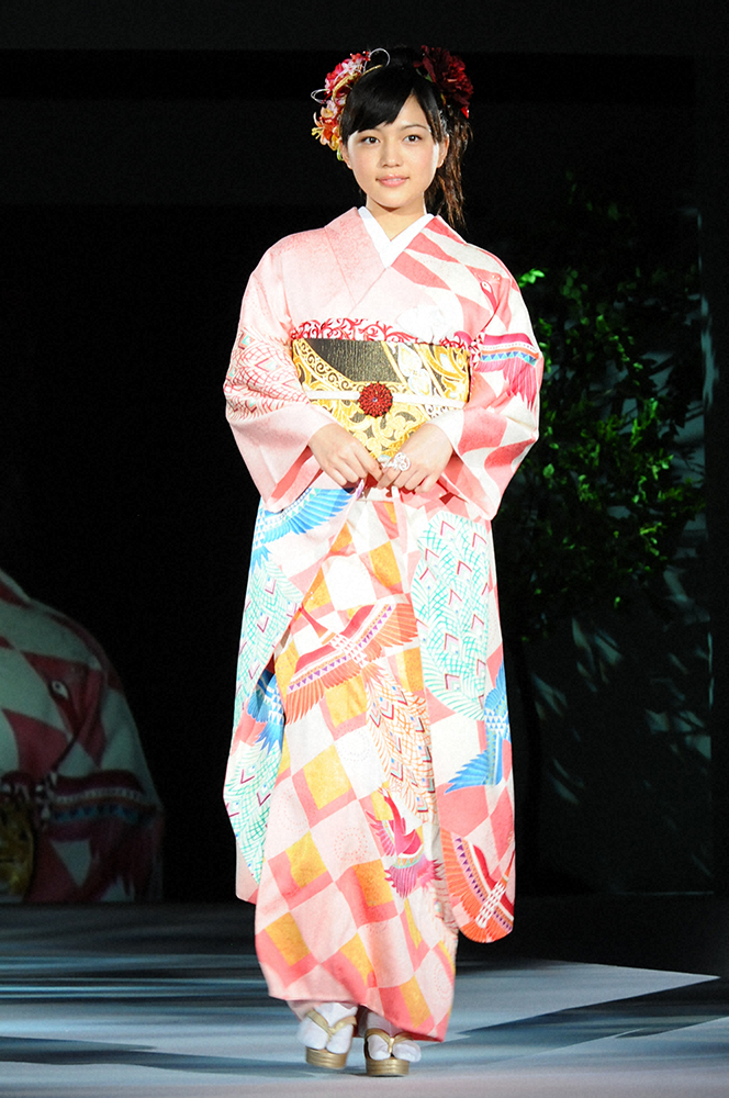 2013年、「清鈴苑きものショー」であでやかな着物姿を披露した川口春奈