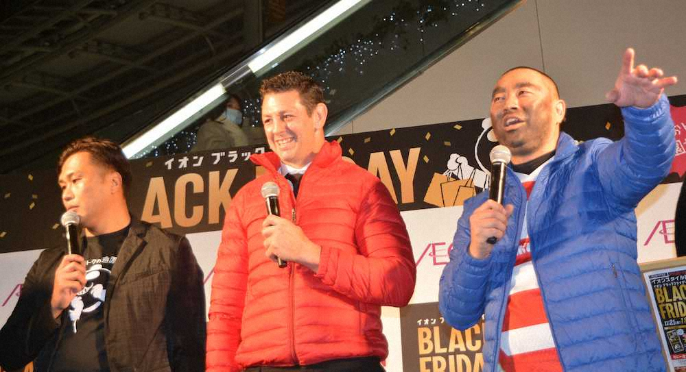 ブラックフライデー開幕イベント説明会に出席した（左から）大西将太郎氏、トンプソン・ルーク、レイザーラモンRG