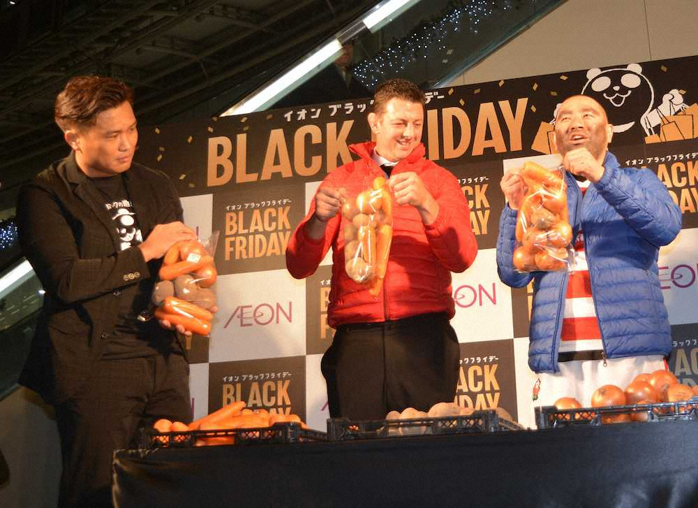 ブラックフライデー開幕イベント説明会で野菜の袋詰め対決を行う（左から）大西将太郎氏、トンプソン・ルーク、レイザーラモンRG