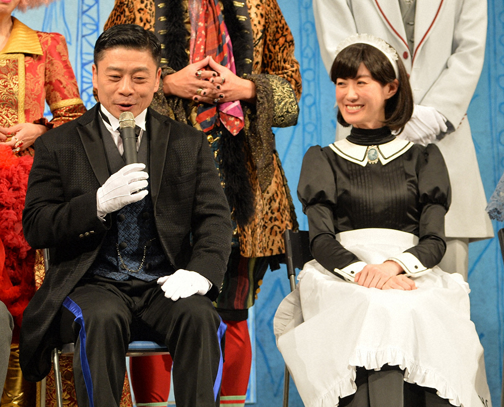 舞台 鎌塚氏 舞い散る 会見前 一部公開された稽古で熱演する三宅弘城 左 ともさかりえ スポニチ Sponichi Annex 芸能