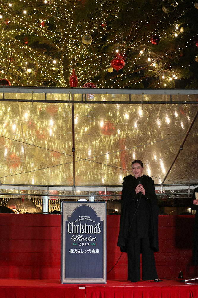 横浜・赤レンガ倉庫のクリスマスイルミネーション点灯式に出席した長谷川京子