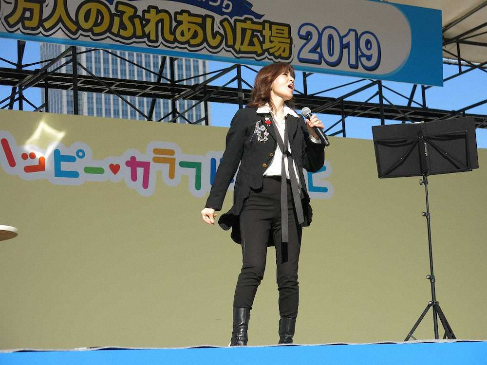「OBCラジオまつり　10万人のふれあい広場2019」で熱唱する石野真子
