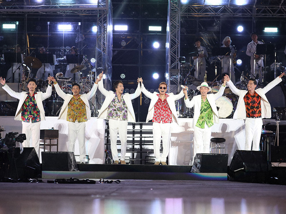 沖縄セルラースタジアム那覇で開かれたEXILEのATSUSHI（左から4番目）のソロ公演に登場した（左から）MAKIDAI、松本利夫、TAKAHIRO（1人おいて）USA、AKIRA
