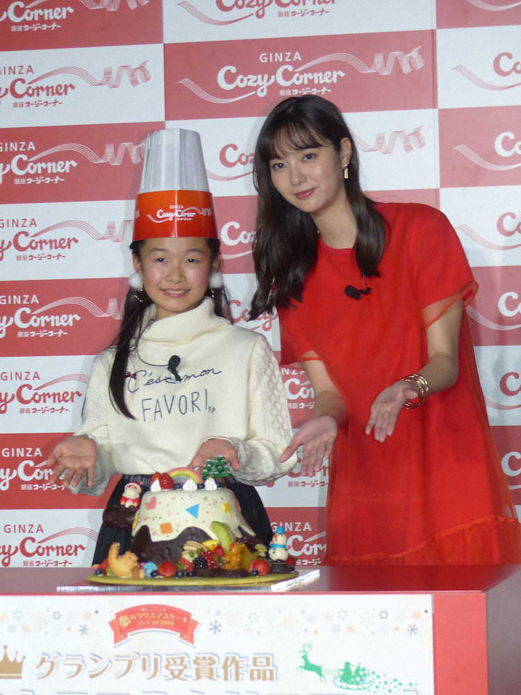 「夢のクリスマスケーキコンテスト　2019」受賞作品発表イベントに出席した新川優愛（右）とグランプリ受賞者の山本彩絢さん