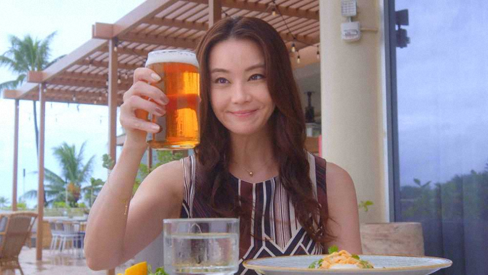 ドラマで存分にハワイの料理とビールを堪能する観月ありさ