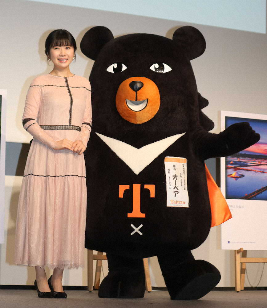 「2020年台湾観光キャンペーン新CM発表会」に登壇した福原愛さんと、台湾観光局キャラクター「Oh！Bear（オーベアー）」