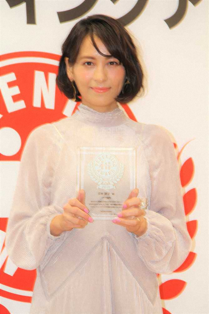 「第12回ペアレンティングアワード」授賞式に出席したフリーアナウンサーの青木裕子