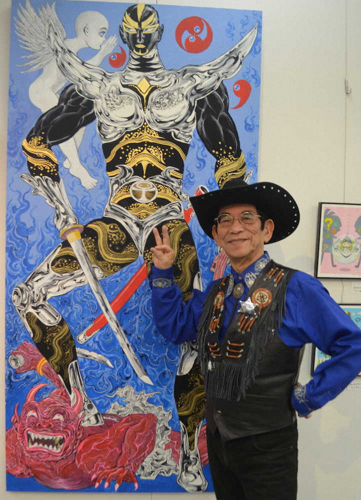 「キャラクターアート展」で自身の作品を前にバロン吉元氏は“バロンブイ”ポーズ