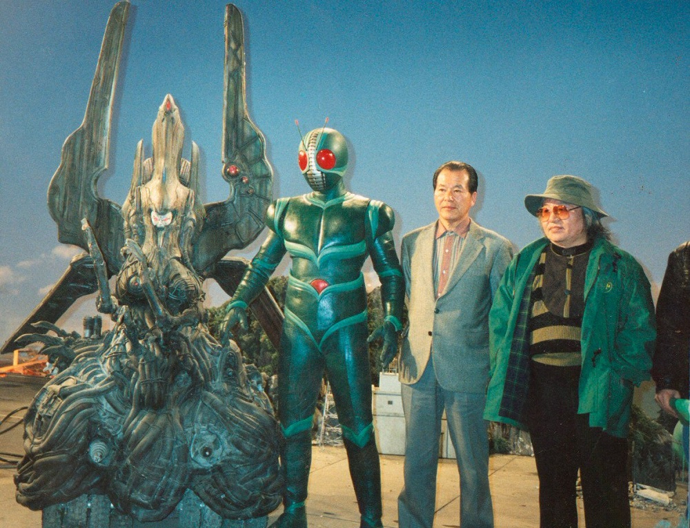 1994年の映画「仮面ライダーJ」の製作発表に出席した特撮監督の矢島信男さん（中央）。右は漫画家の石ノ森章太郎さん