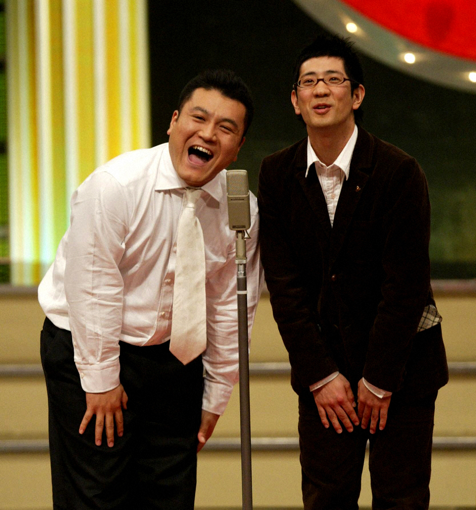 2005年M－1GPリターンズでネタを披露するお笑いコンビ「アンタッチャブル」の山崎弘也（左）と柴田英嗣