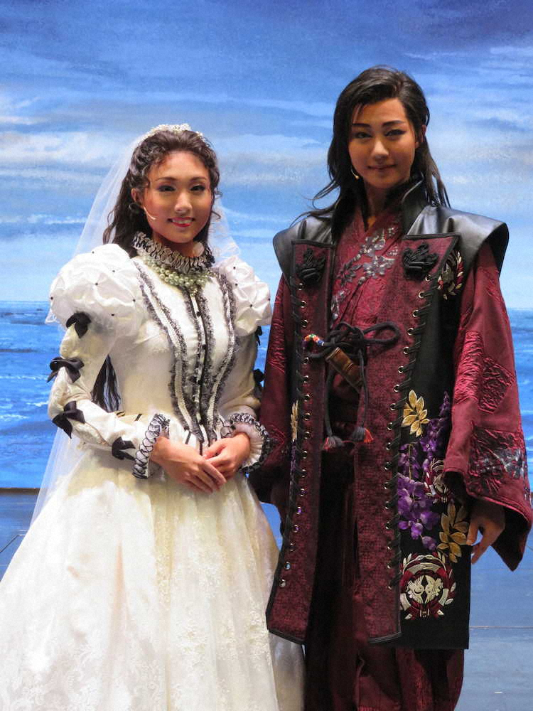宝塚歌劇団・宙組公演「エル　ハポン」で新人公演初主演を果たした風色日向（右）とヒロインの花宮沙羅