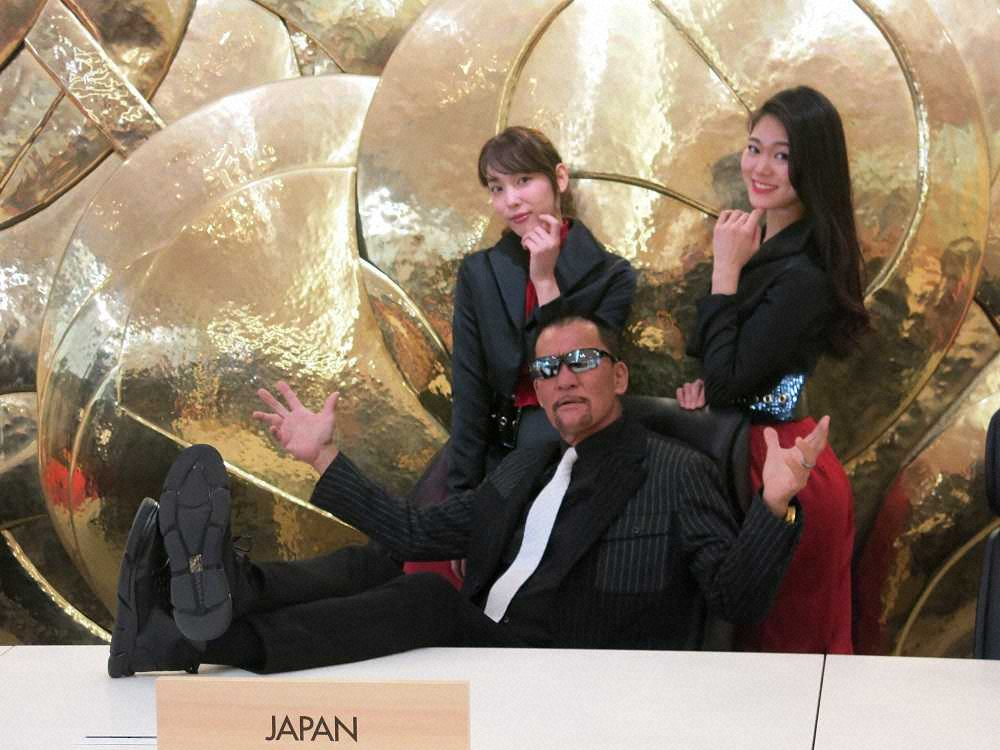 　「第11回大阪モーターショー」のオープニングセレモニーに登場した蝶野正洋（中央）。6月に開催されたG20大阪サミットの首脳会議で使われた「JAPAN」と書かれた議長席でポーズ