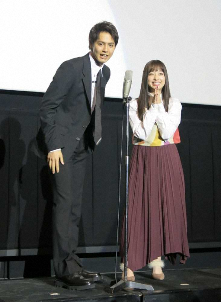 映画「午前0時、キスしに来てよ」の公開記念舞台あいさつに登場した片寄涼太（左）と橋本環奈