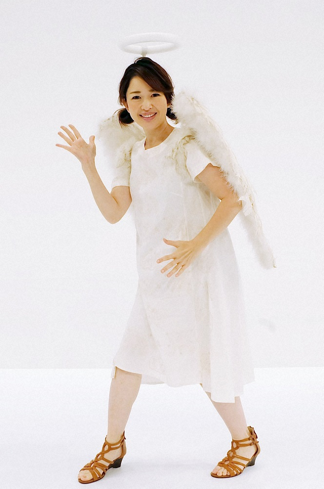 民放初の赤ちゃん向け番組「シナぷしゅ」のダンスを考案し、「ゴッドタン」の“天使姿”で踊りを披露する松丸友紀アナウンサー（C）テレビ東京