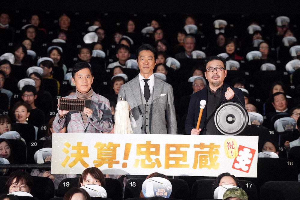 舞台あいさつに登場した(左から)岡村隆史、堤真一、中村義洋監督