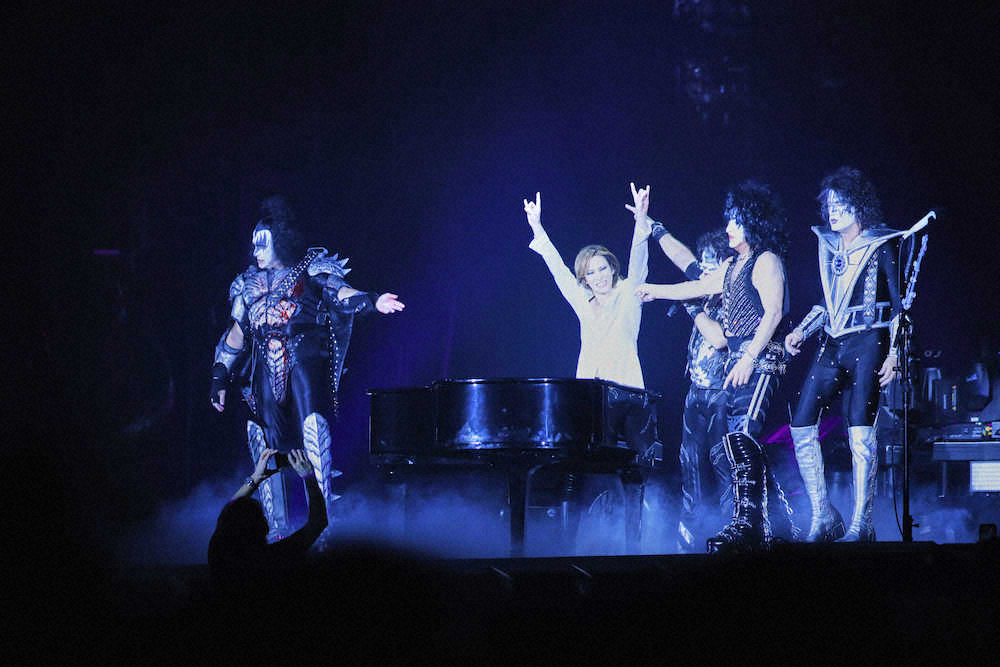 キッスの来日公演にサプライズ出演したYOSHIKI（左から2人目）
