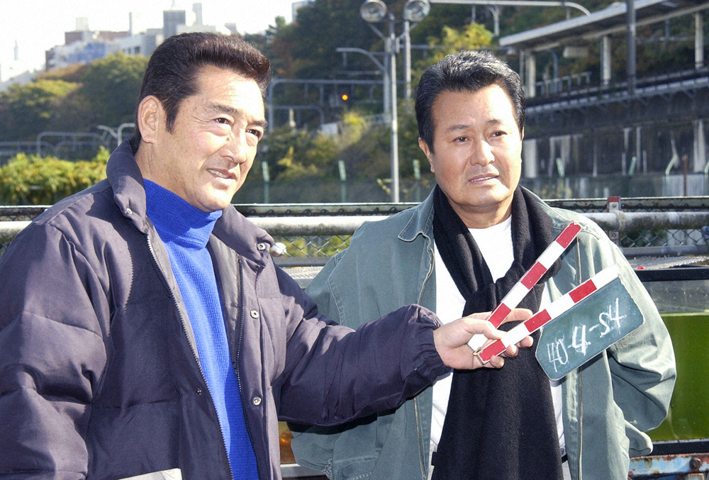 映画「掟」ロケで会見後、ポーズをとる松方弘樹監督（左）と梅宮辰夫さん（2002年11月撮影）