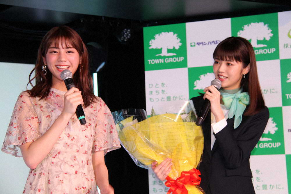 「タウングループ　CM完成発表会」で貴島明日香（左）から記念の花束を受け取る鈴木ゆうか