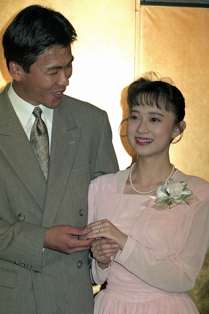 1992年1月、婚約会見で指輪を披露する松本典子（右）と笘篠賢治氏
