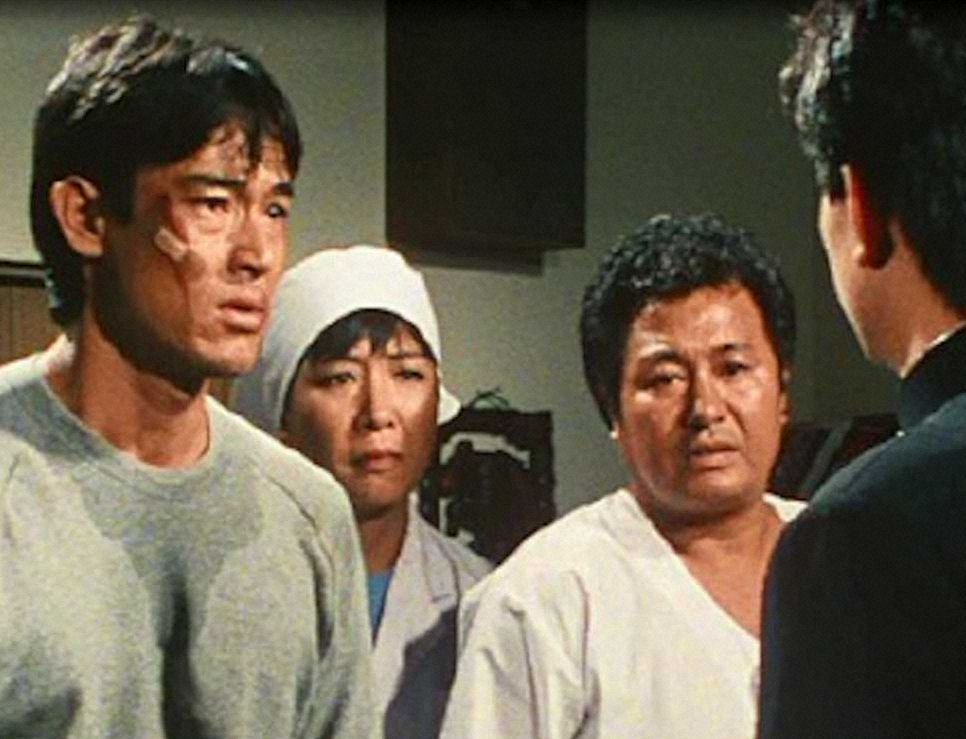 梅宮さんと和田アキ子が夫婦役を演じたドラマ「スクール・ウォーズ」の名場面。左端は山下真司（同作品のDVDボックスHPから）