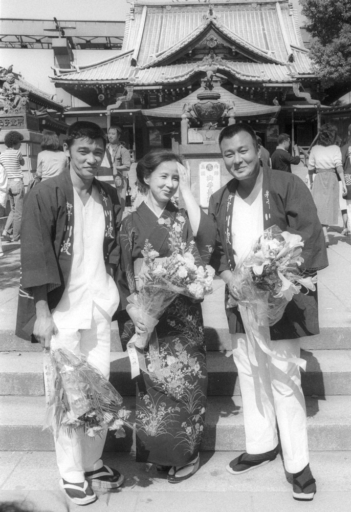 76年9月、「前略おふくろ様Ⅱ」で共演の八千草薫さん（中央）、萩原健一さん（左）と写真に納まる梅宮さん